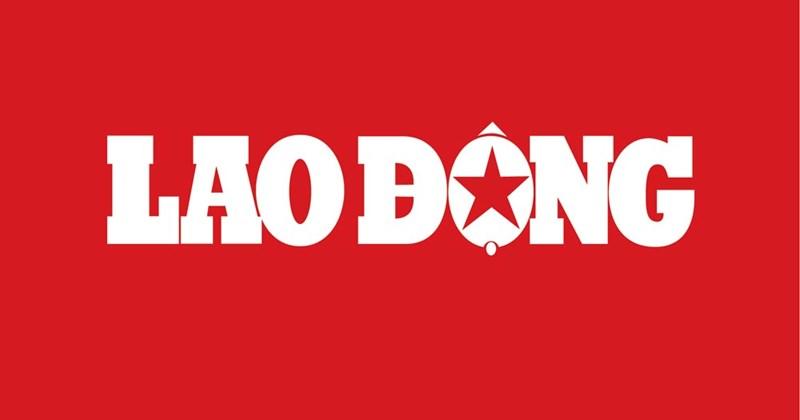 Hai cầu thủ Arsenal và Manchester City tranh chấp bóng quyết liệt
